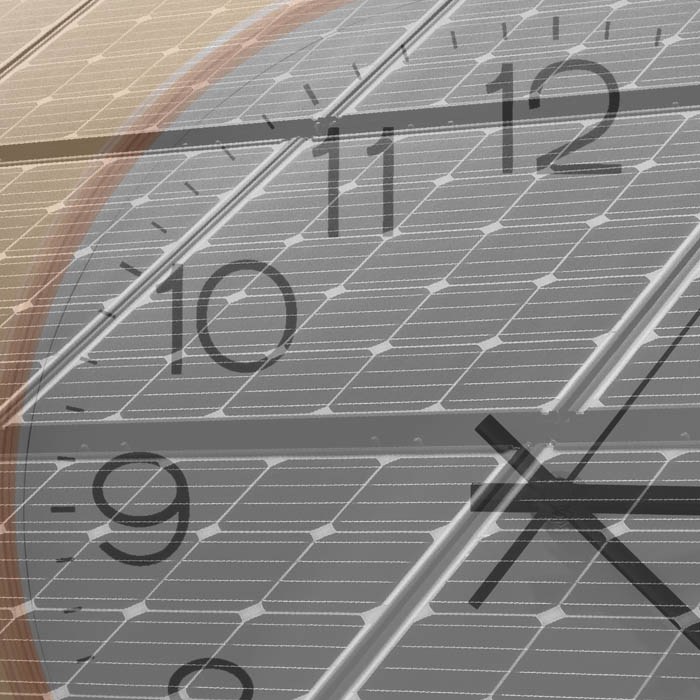 Fotomontage av solceller och en klocka.
